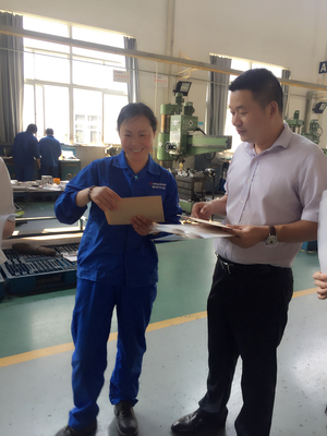 弘揚企業文化 生日賀卡送車間