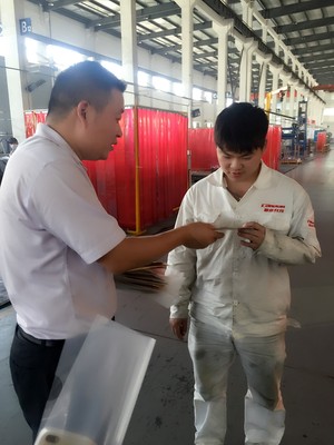 弘揚企業文化 生日賀卡送車間1.jpg
